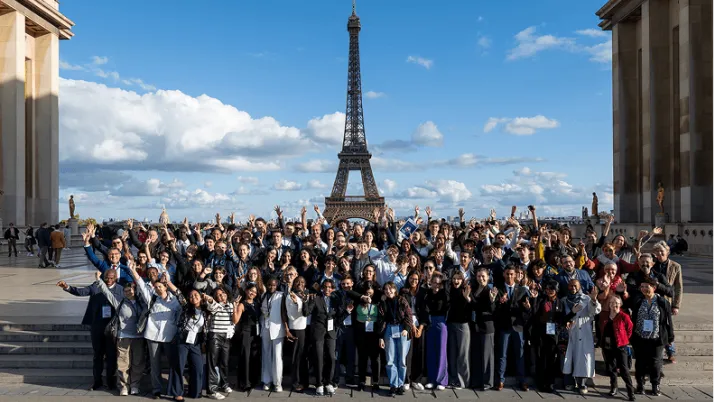 Groupede jeunes devant la tour Eiffel participant à la Cop des lycéens 